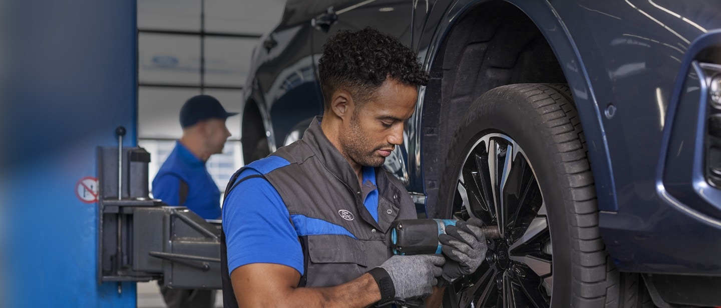 ford eu bb 2160x925 service Kuga_FHEV_chroma_blue_Express_Service_2_technicians_working_on_vehicle