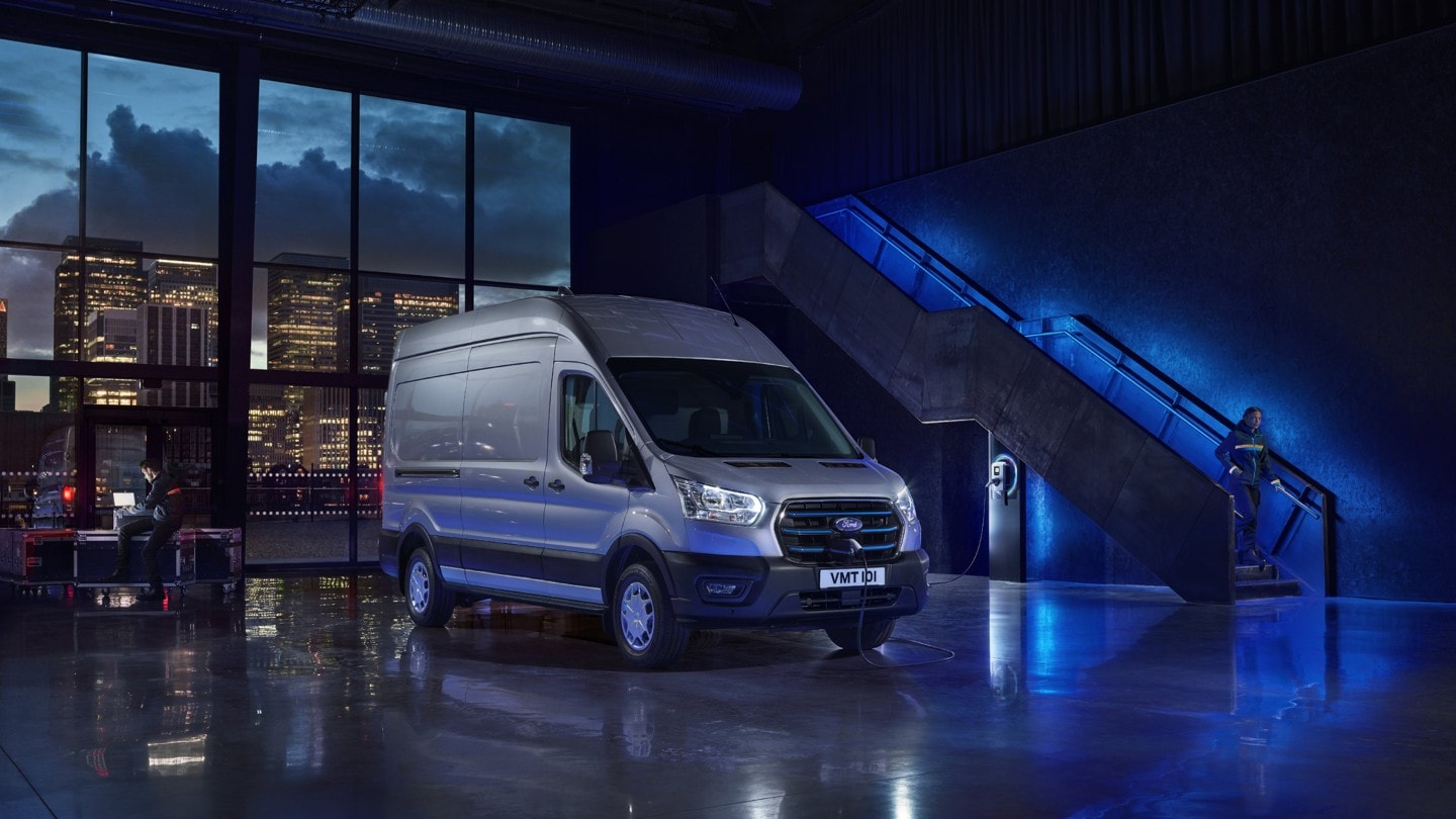 ford e transit Shot_07_V363_ETransit_Front_7_8_Depot_Charge_Static_16x9