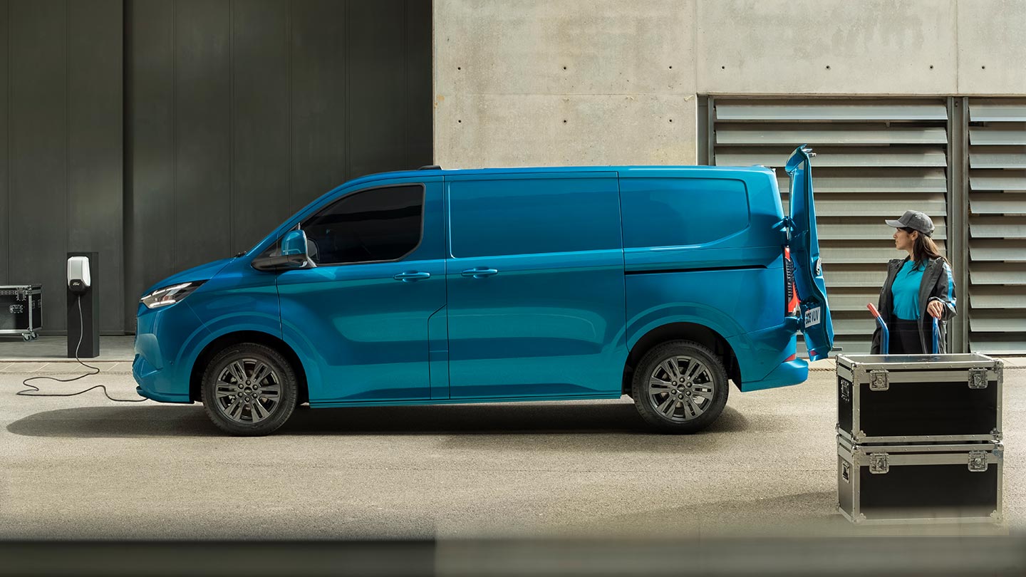 ford e_transit_custom eu Large_Card_04_V710_Ext 16x9 1440x810 side view v710 loading