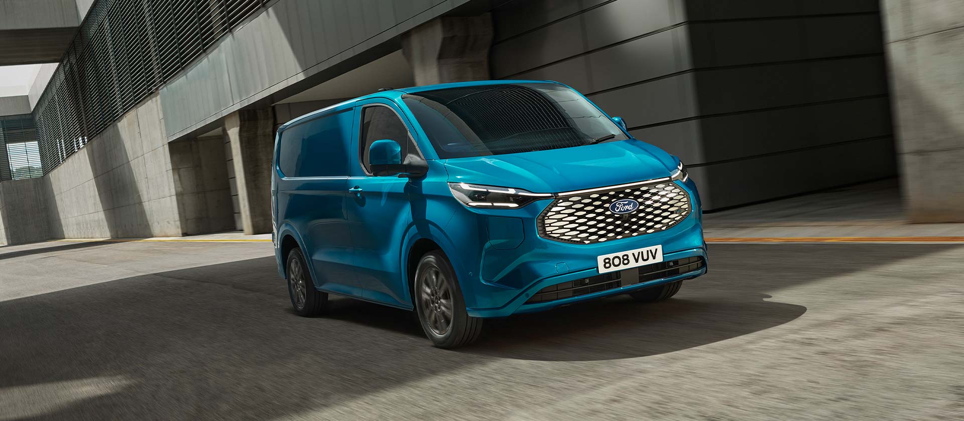 ford e_transit_custom eu Banner_Short_03_V710_Ext 16x7 1920x840 bb front quarter view blue v710