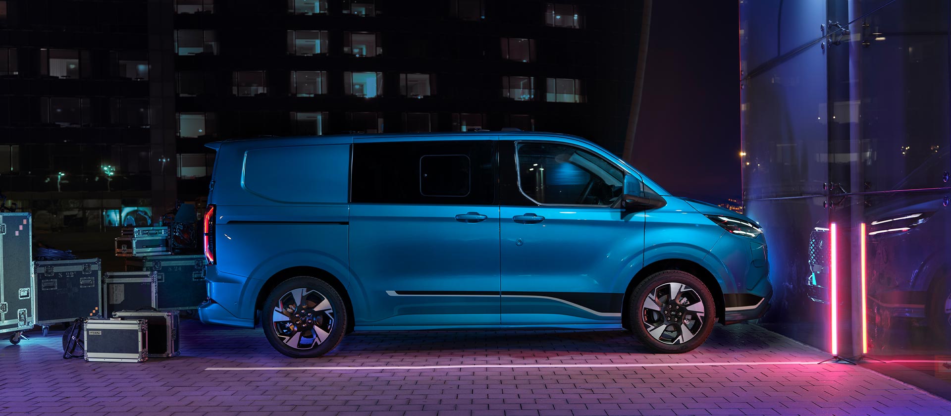 ford e_transit_custom eu Banner_Short_03_V710_Sport 16x7 1920x840 bb side view blue v710
