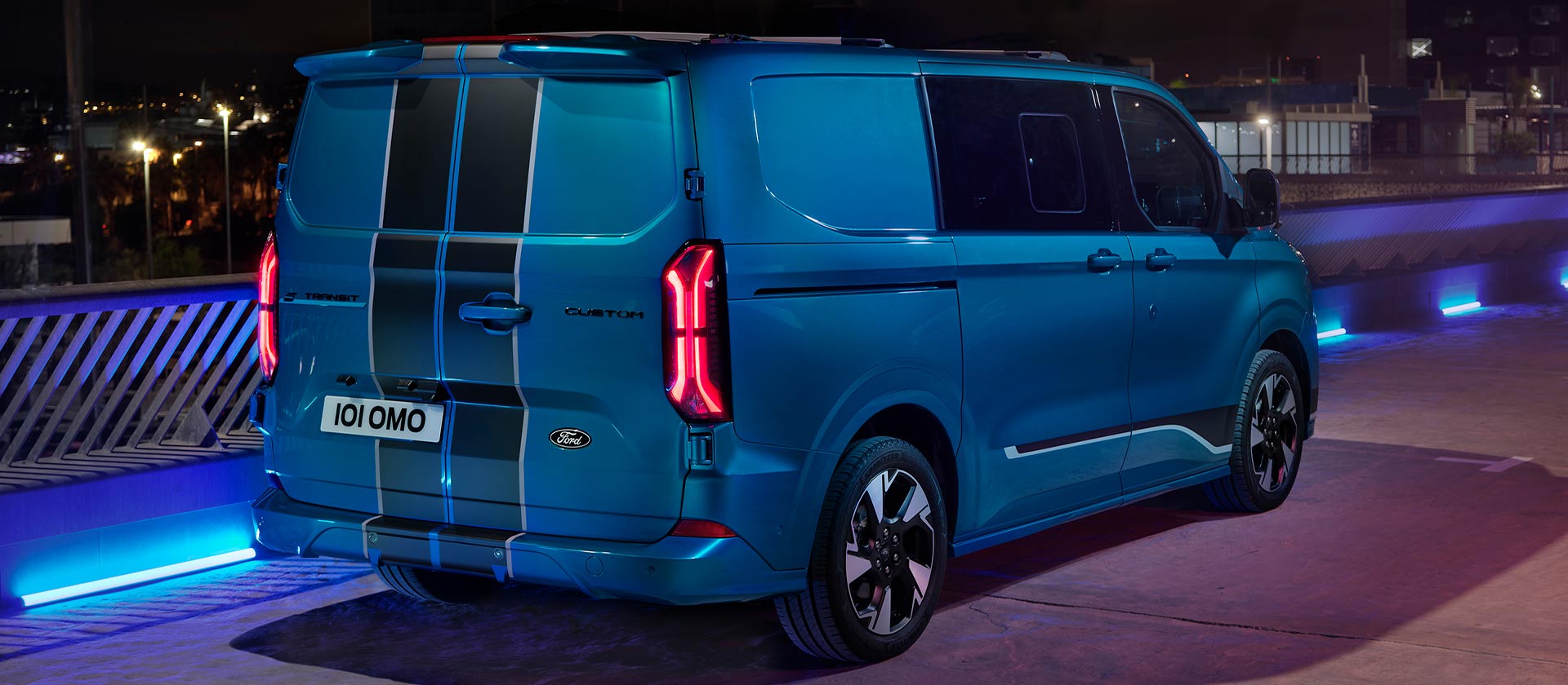 ford e_transit_custom eu Banner_Short_04_V710_Sport 16x7 1920x840 bb side quarter view v710 night