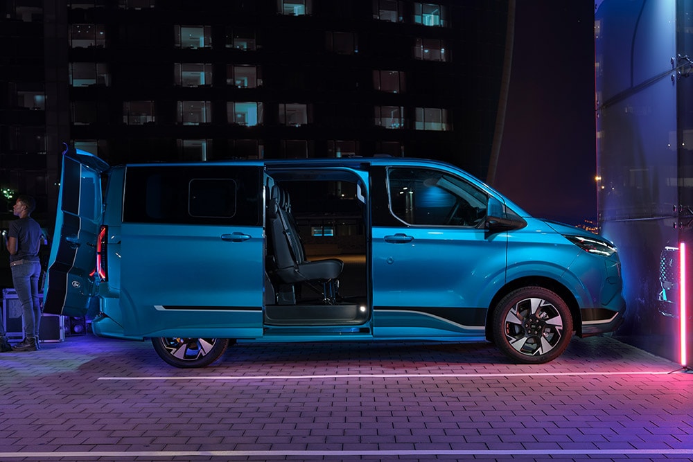 ford e_transit_custom eu Column_Card_03_V710_Sport 3x2 1000x667 side view blue v710