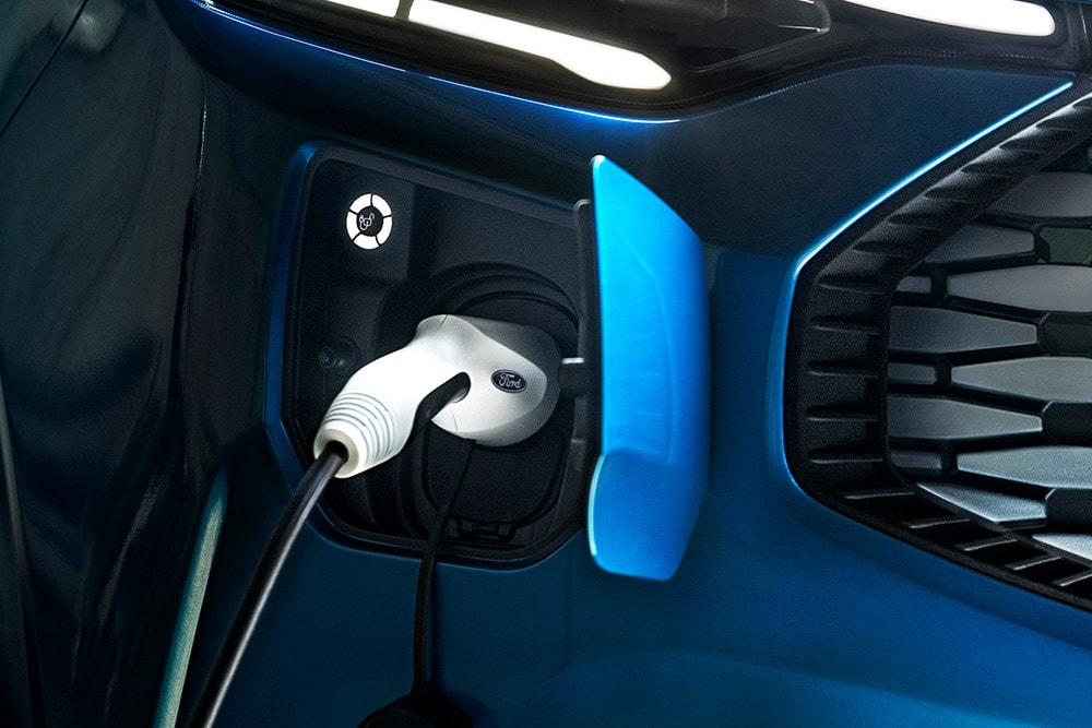 ford e_transit_custom eu Column_Card_2022_FORD_V710_EXTRAS_159 3x2 1000x667 v710 charging port detail \(1\)