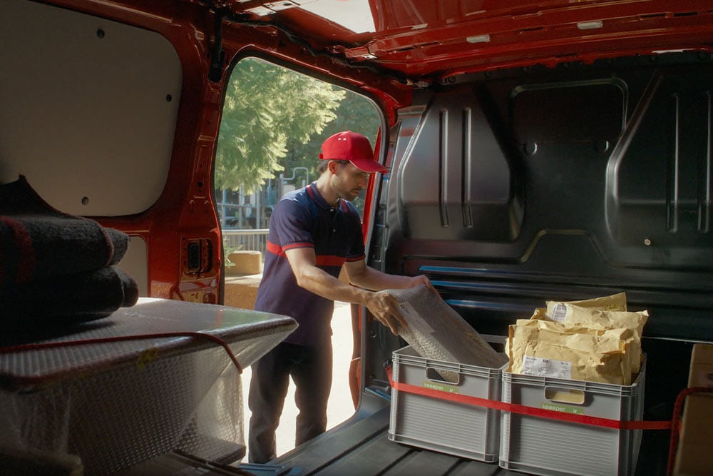 ford e_transit_custom eu Column_Card_Deliver_Smart_film_0031 3x2 1000x667 man loading through side doors