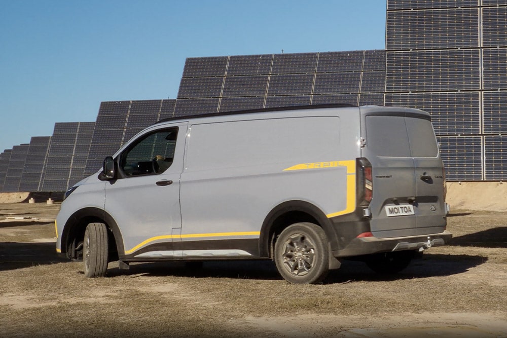 ford e_transit_custom eu Column_Card_Drive_Smart_film_0017 3x2 1000x667 side view gray v710