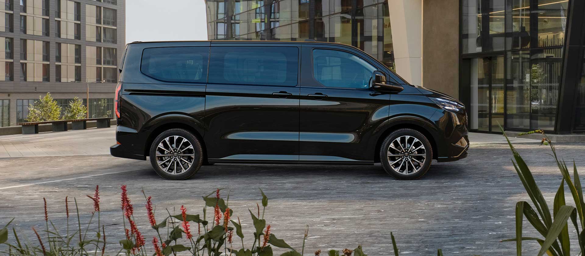 ford e_tourneo_custom eu Banner_Short_03M_V710_Titanium 1920x840 bb side view black titanium