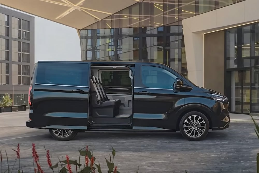ford e_tourneo_custom eu Column_Card_0007_V710_PressKit 3x2 1000x667 side door open