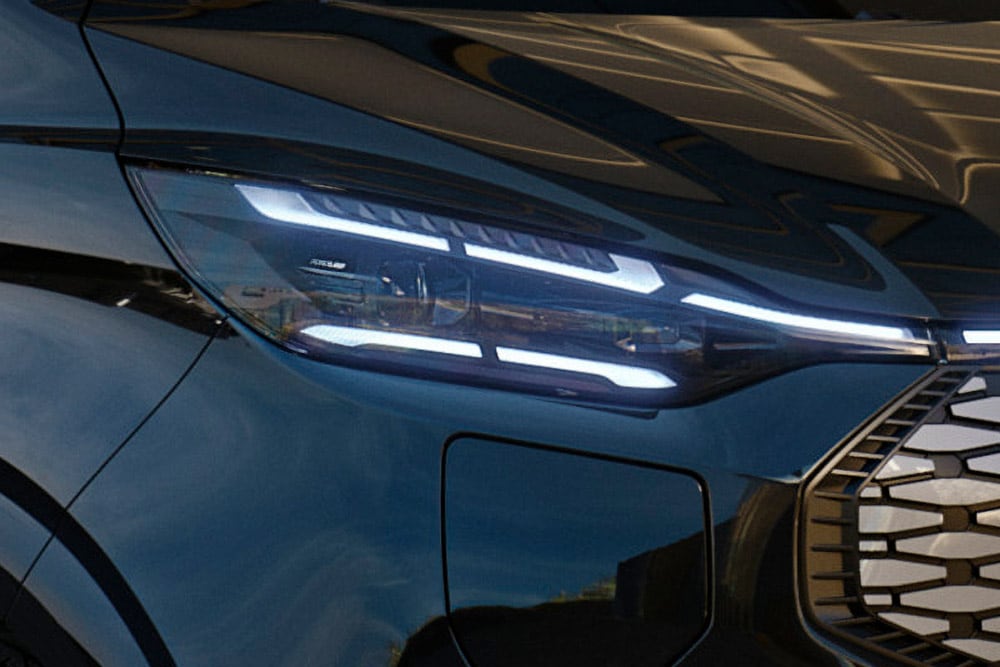 ford e_tourneo_custom eu Column_Card_01M_V710_Titanium 3x2 1000x667 front headlight detail