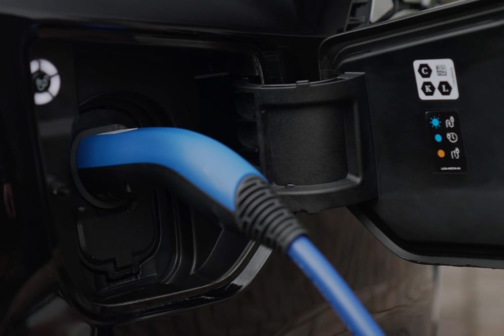 ford e_tourneo_custom eu Column_Card_0230_V710_PressKit 3x2 1000x667 charging port detail