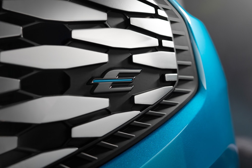 ford e_tourneo_custom eu Column_Card_20B_DSC1628 3x2 1000x667 bev badge detail
