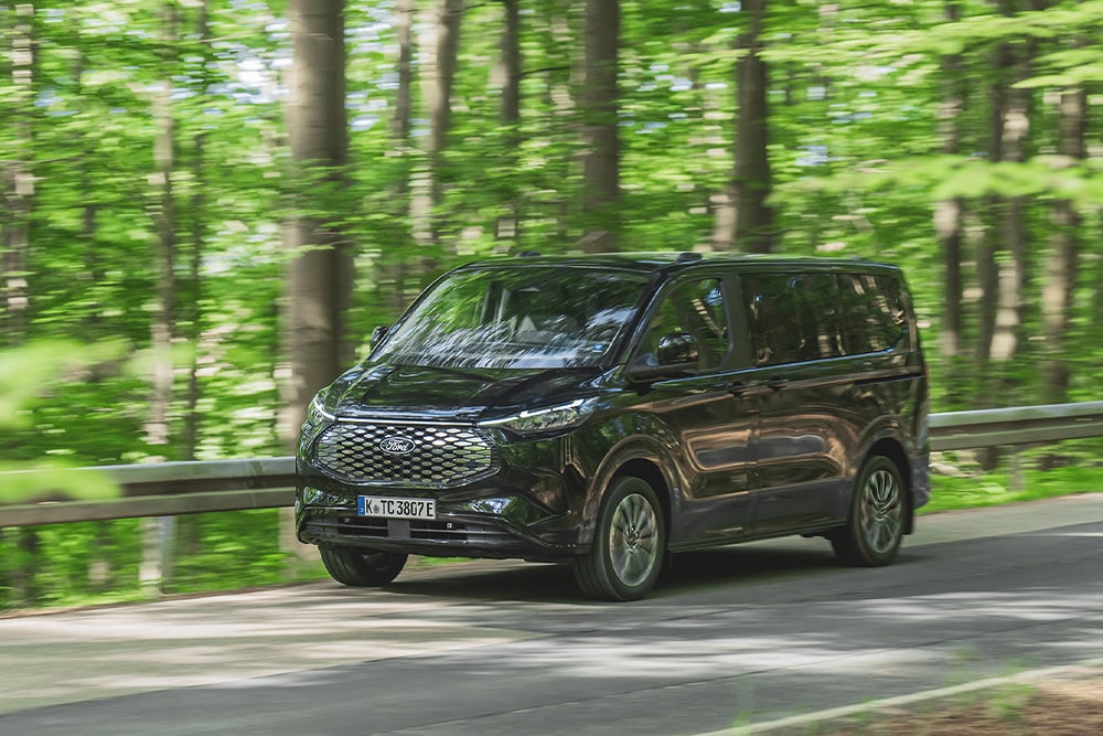 ford e_tourneo_custom eu Column_Card_Titanium_X_Agate_Black_07 3x2 1000x667 black v710 driving in forest