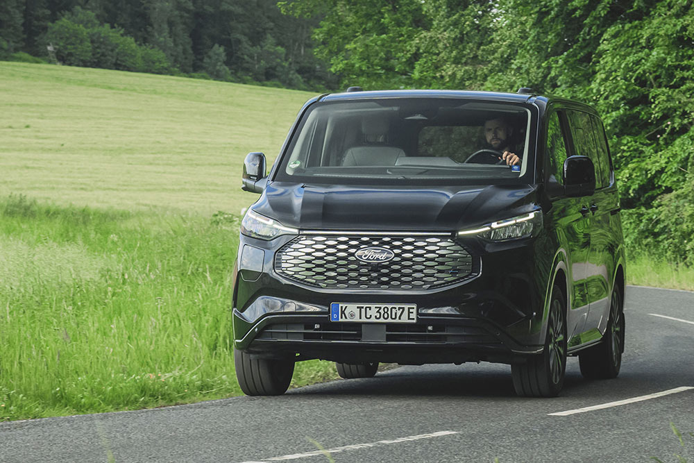 ford e_tourneo_custom eu Column_Card_Titanium_X_Agate_Black_10 3x2 1000x667 black v710 driving in countryside