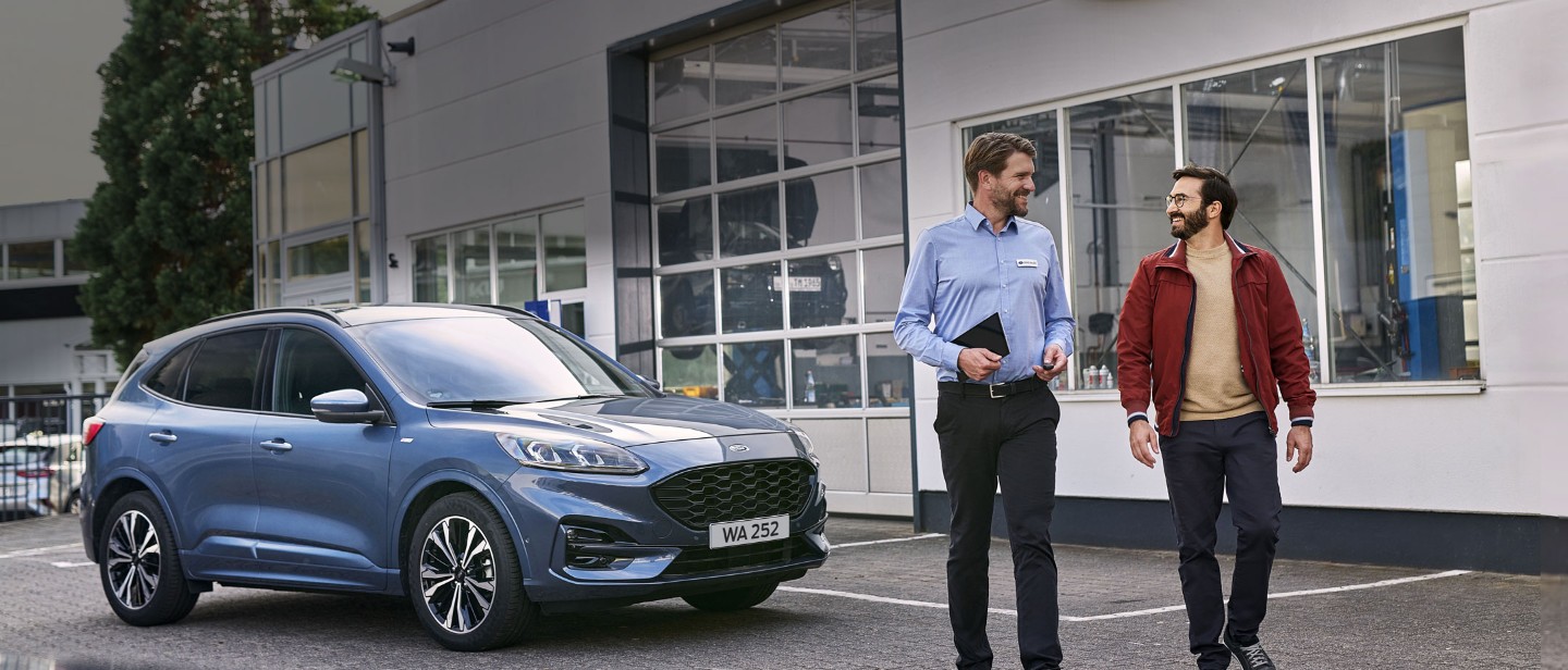 ford eu bb 2160x925 service Kuga_FHEV_chroma_blue_Ford_Promotions_customer_service_advisor