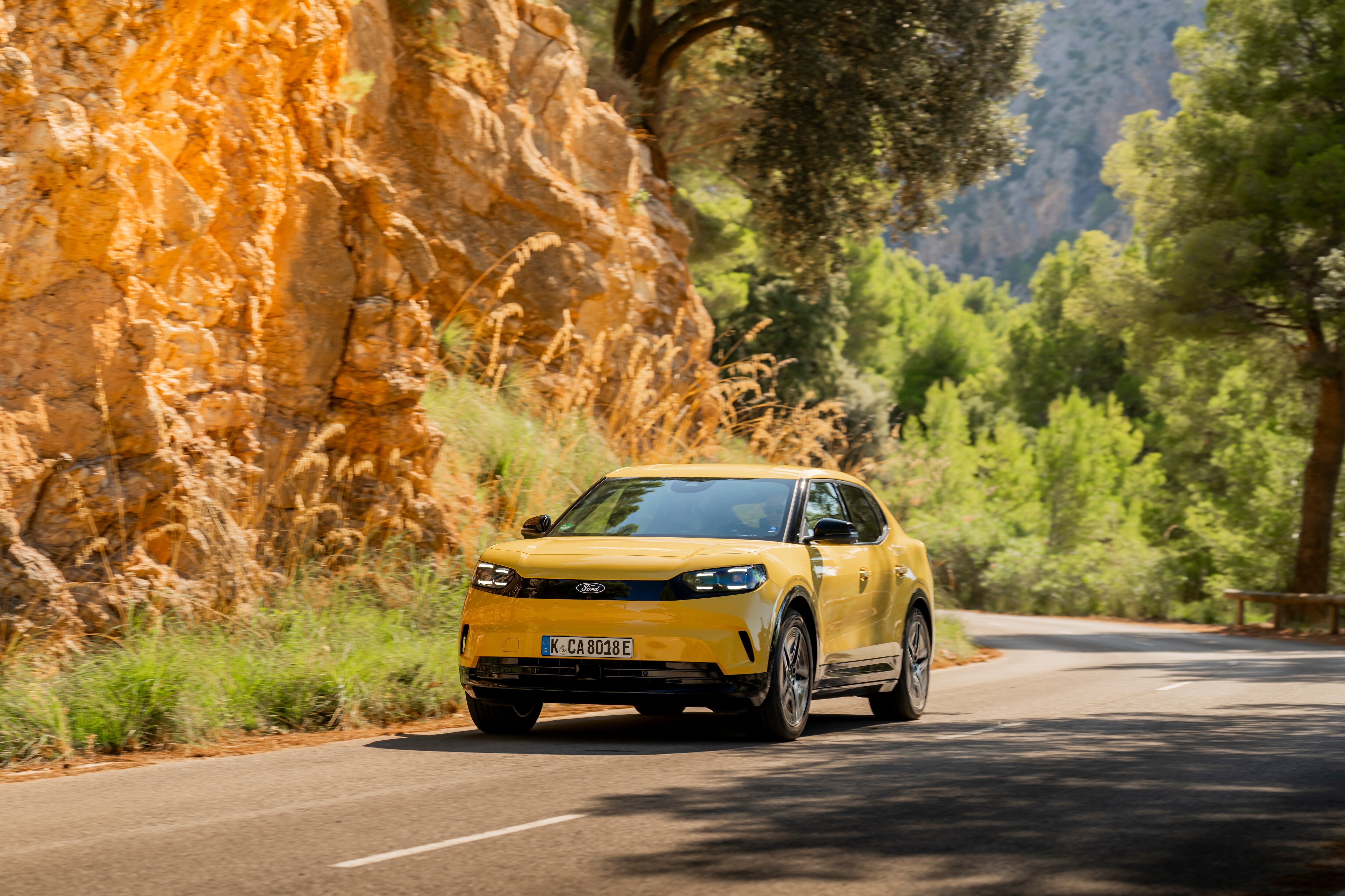 2026_Ford_Capri_Vivid_Yellow_Exterior_02